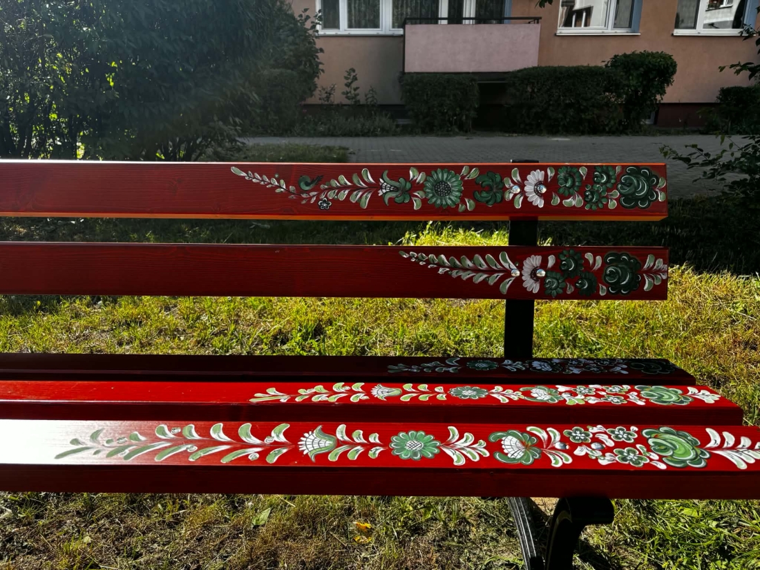 Malowanie ławeczki w fajansowe wzory